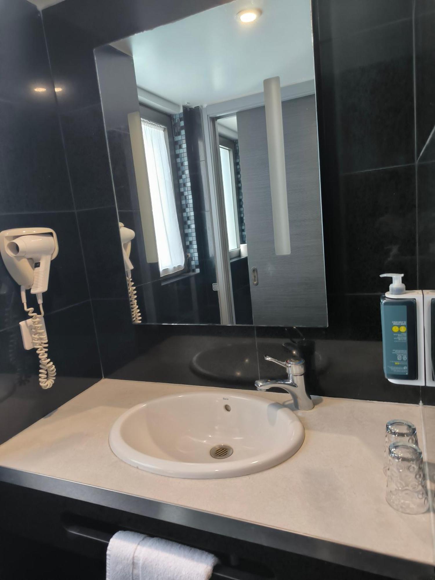 Brit Hotel Porte D'Espagne แปร์ปินญอง ภายนอก รูปภาพ